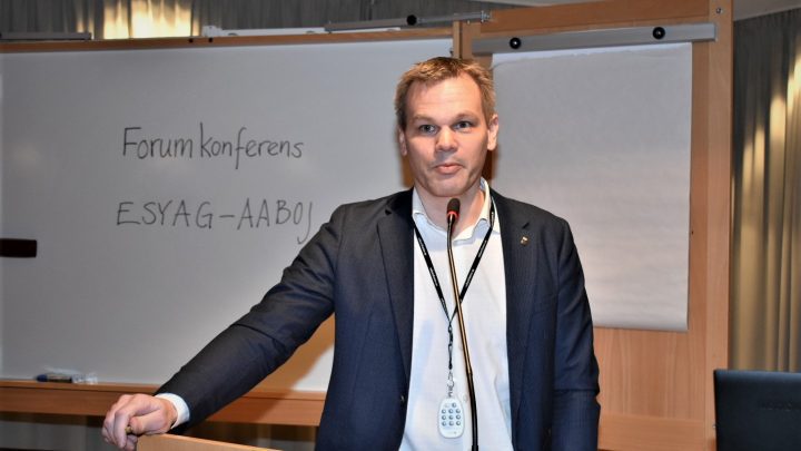 Andreas Erlandsson (S), kommunalråd i Oskarshamn, talar på ett fullmäktigemöte