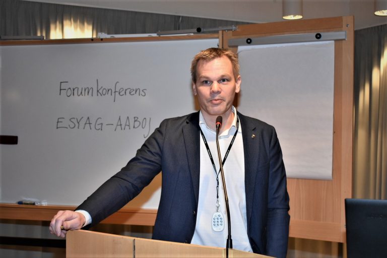 Andreas Erlandsson (S), kommunalråd i Oskarshamn, talar på ett fullmäktigemöte