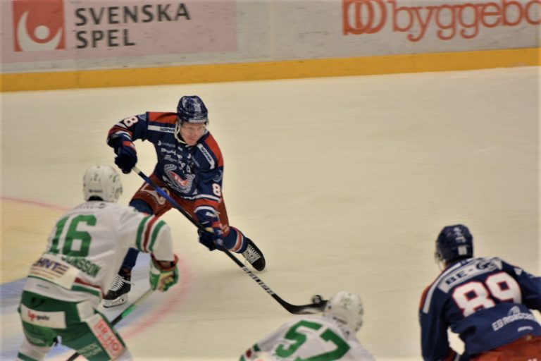 Bild från ishockeymatch mellan IK Oskarshamn och Rögle BK