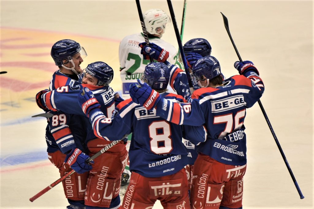 IK Oskarshamn jublar efter ett mål i hockeymatchen mot Rögle BK