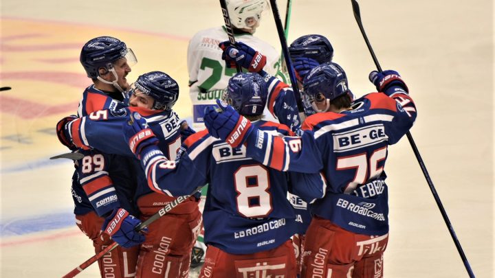 IK Oskarshamn jublar efter ett mål i hockeymatchen mot Rögle BK