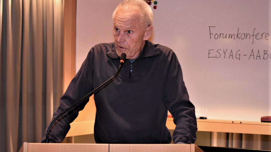 Jan Johansson (SD) talar på ett fullmäktigemöte i Oskarshamn