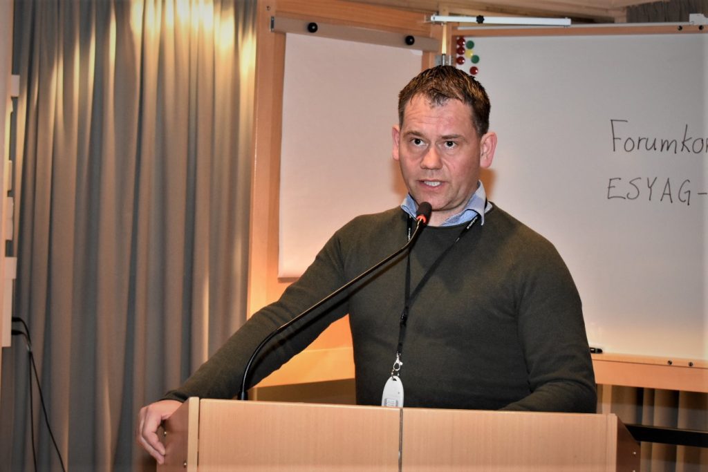 Mathias Karlsson (L), oppositionsråd i Oskarshamn, talar på ett fullmäktigemöte