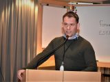 Mathias Karlsson (L), oppositionsråd i Oskarshamn, talar på ett fullmäktigemöte