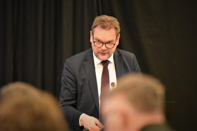 Fredrik Johansson, kommunchef i Mönsterås, talar på ett fullmäktigemöte
