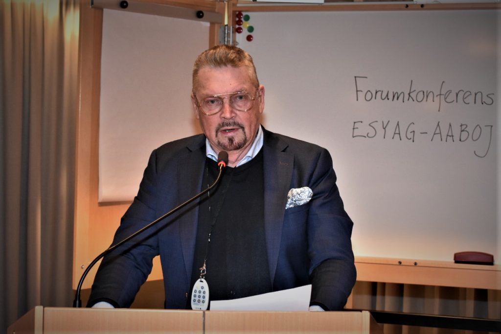 Leif Axelsson (SD) talar på ett fullmäktigemöte i Oskarshamn