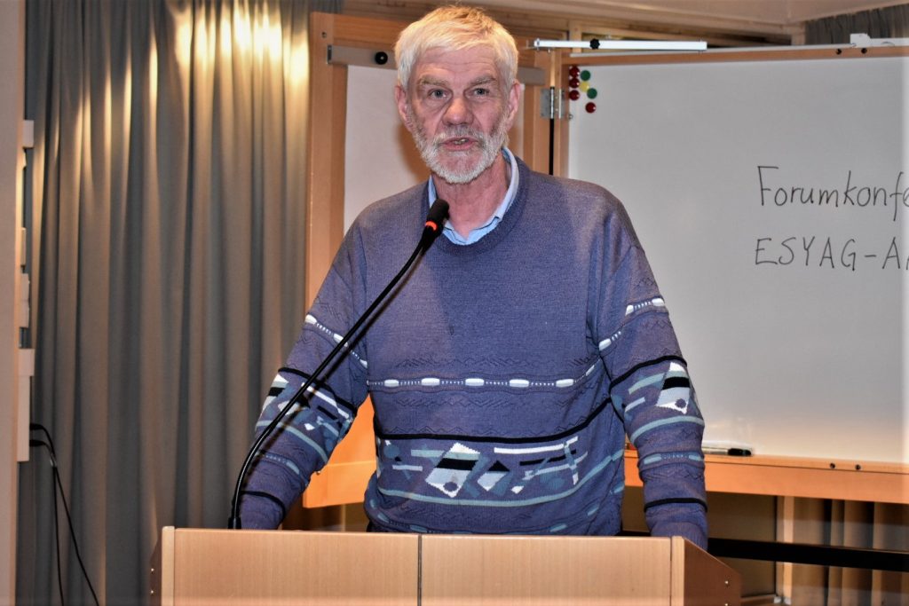 Ingemar Lennartsson (KD) talar på ett fullmäktigemöte i Oskarshamn