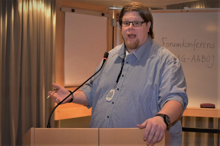 Magnus Larsson (C) talar på ett fullmäktigemöte i Oskarshamn