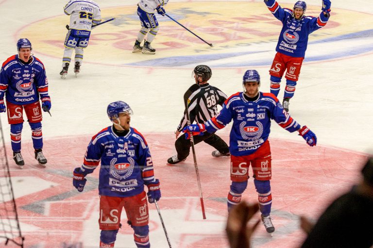 IK Oskarshamn jublar efter ett mål mot Leksand