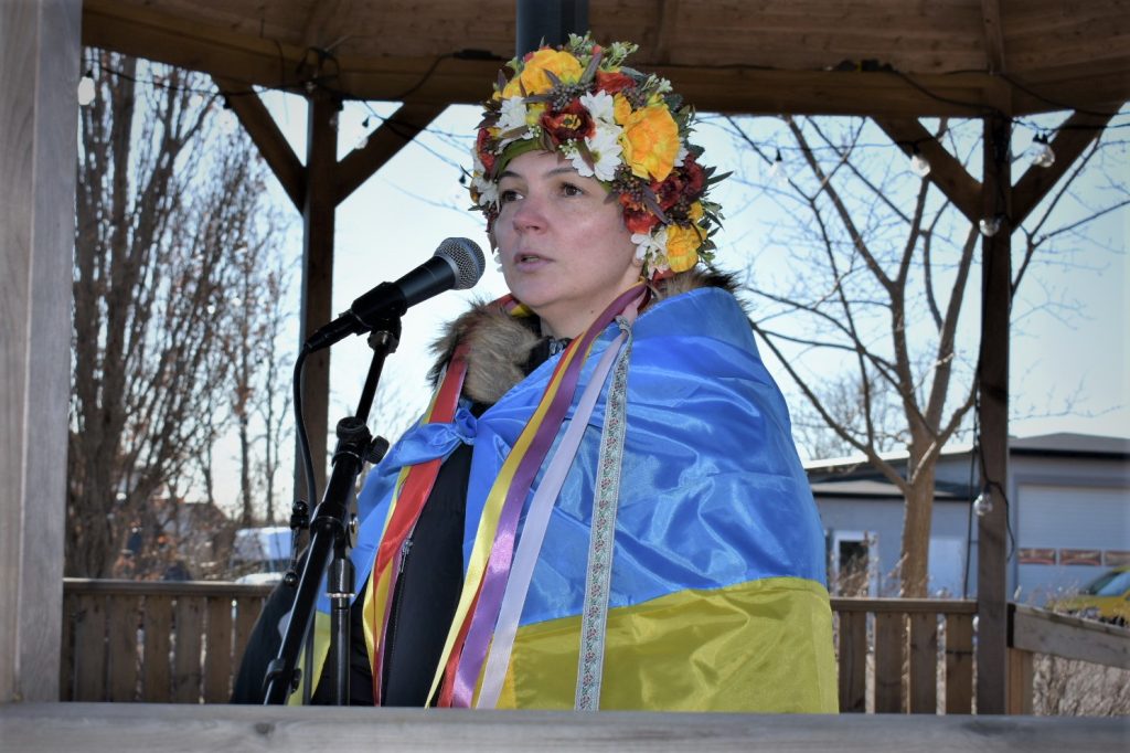 Natalya Denysenko talar på en manifestation mot kriget i Ukraina, på torget i Kristdala