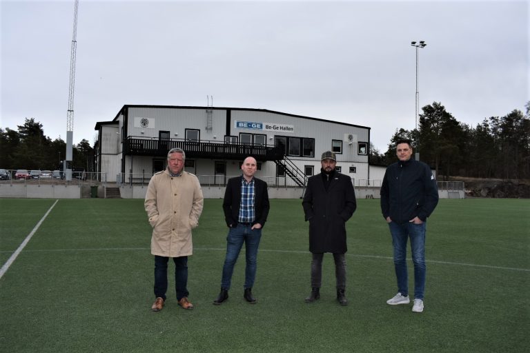 Politiker och fotbollsfolk i Oskarshamns AIK tittar in i kameran