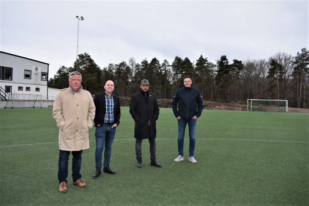 Politiker och fotbollsfolk i Oskarshamns AIK tittar in i kameran