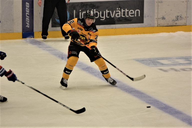 Backen Oscar Engsund passar en medspelare i Luleå Hockeys match mot IK Oskarshamn