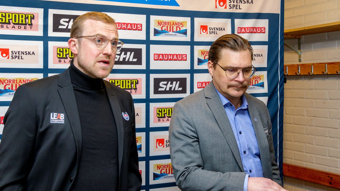 Jeff Jakobs, assisterande tränare i IK Oskarshamn, och Björn Hellkvist, tränare i Leksand, svarar på frågor på en pressträff efter slutspelsmatchen mellan IK Oskarshamn och Leksands IF: