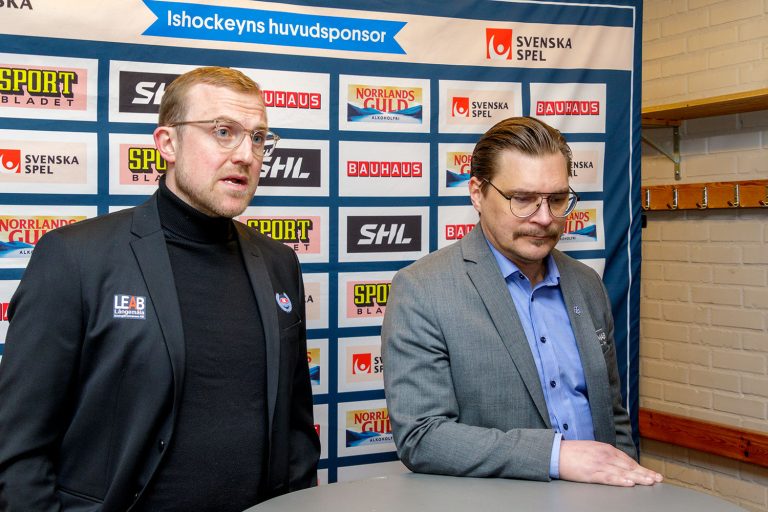 Jeff Jakobs, assisterande tränare i IK Oskarshamn, och Björn Hellkvist, tränare i Leksand, svarar på frågor på en pressträff efter slutspelsmatchen mellan IK Oskarshamn och Leksands IF: