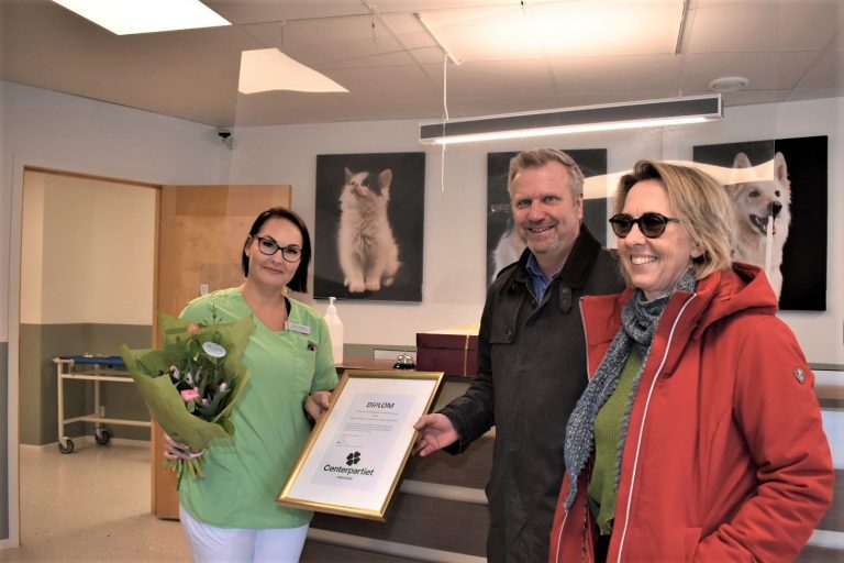 Centerpartiet i Mönsterås kommun delar ut tårtpriset till Kronobäcks Veterinärklinik i Mönsterås