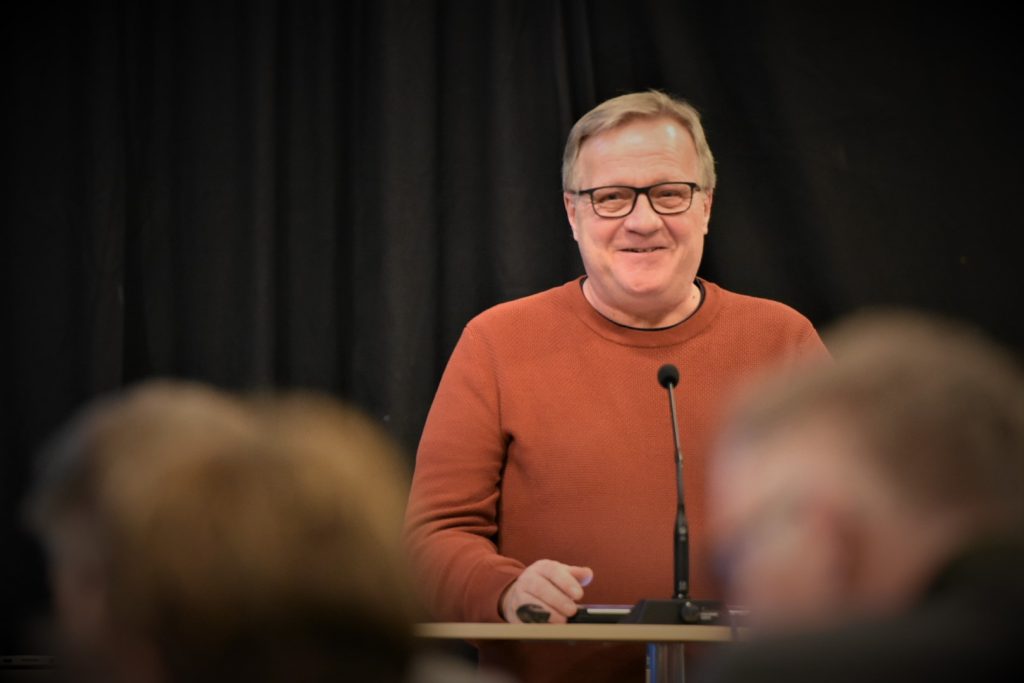 Torbjörn Uddén, Liberalerna, talar på ett fullmäktigemöte i Mönsterås