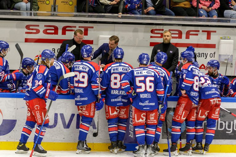 IK Oskarshamn tar en timeout i matchen mot Leksands IF