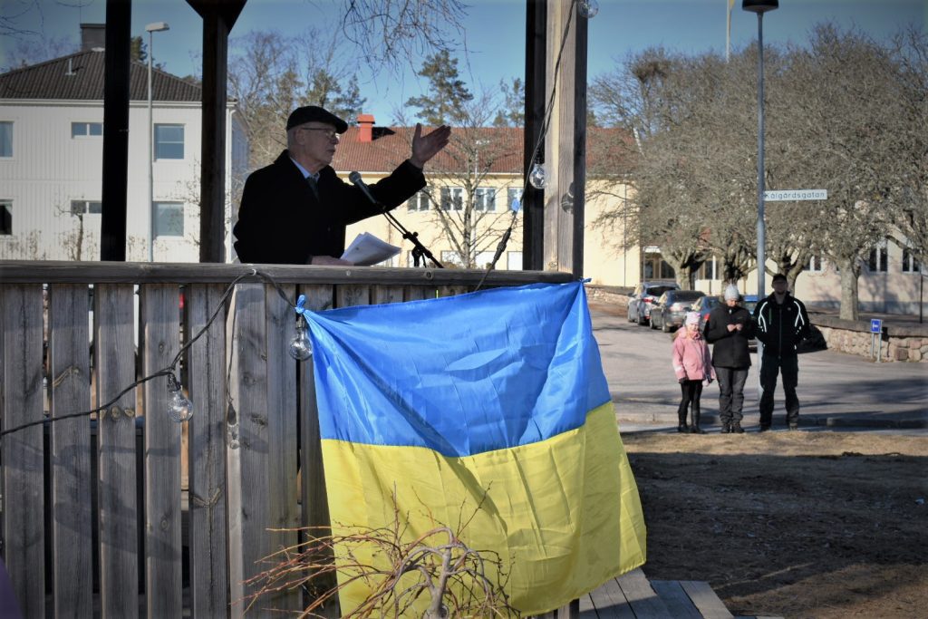 Manifestation mot kriget i Ukraina, på torget i Kristdala, talar Torsten Carlsson (S)