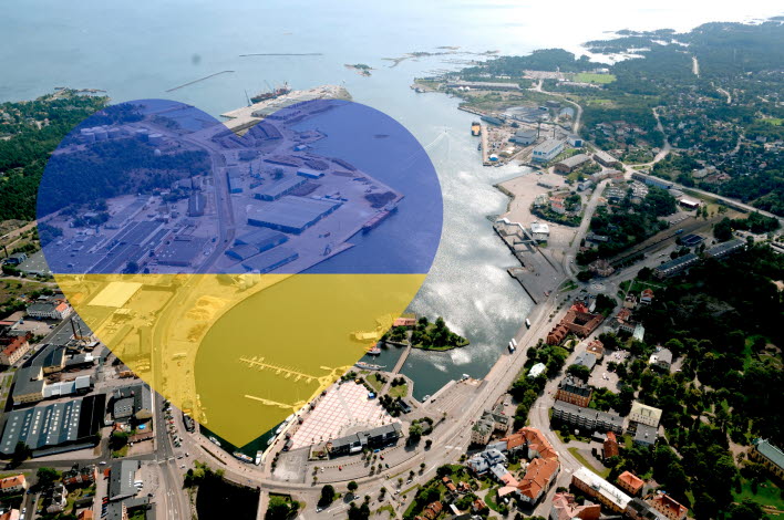 Bild över Oskarshamns stad, fågelperspektiv med ukrainska flaggan formad som ett hjärta