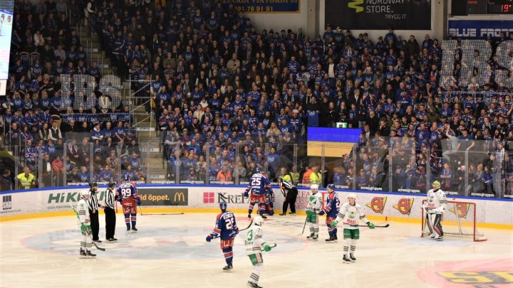 Bild på publiken i hockeymatchen mellan IK Oskarshamn och Rögle BK