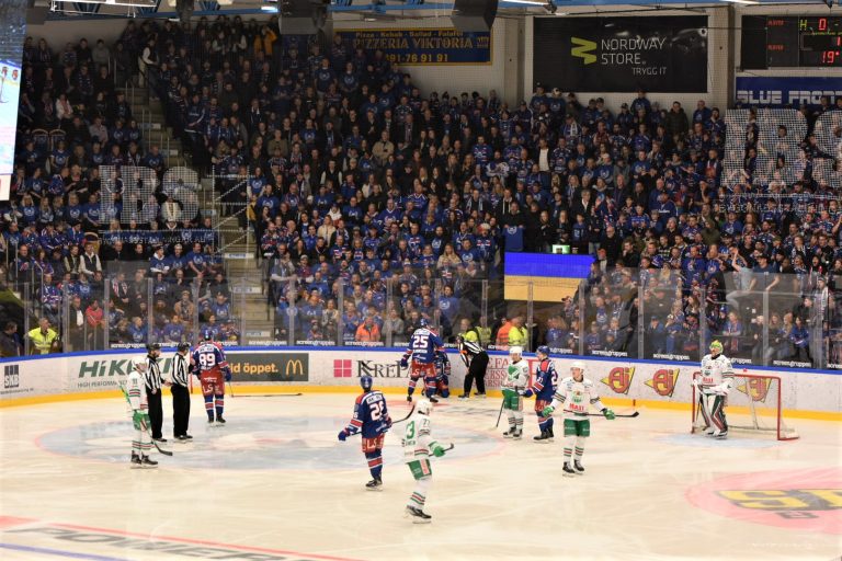 Bild på publiken i hockeymatchen mellan IK Oskarshamn och Rögle BK