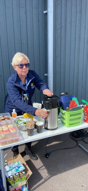 Yvonne Bergvall (S) dricker kaffe på Öppet Hus vid återvinningscentral