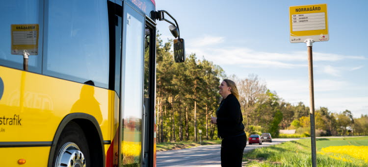 Bild på kvinna som kliver på en buss