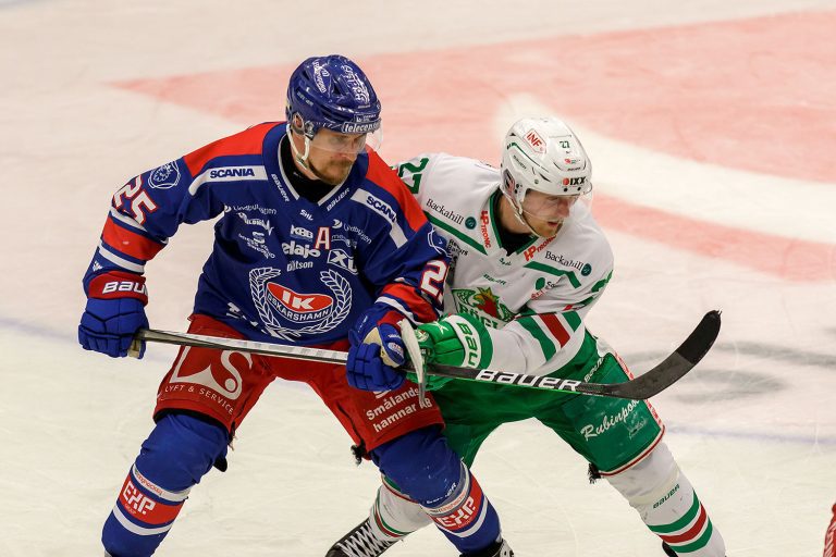 Johannes Salmonsson, IK Oskarshamn, i en kvartsfinal mot Rögle BK.