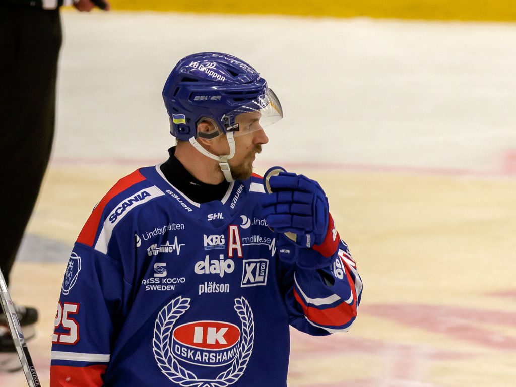 Johannes Salmonsson, IK Oskarshamn, i en kvartsfinal mot Rögle BK.