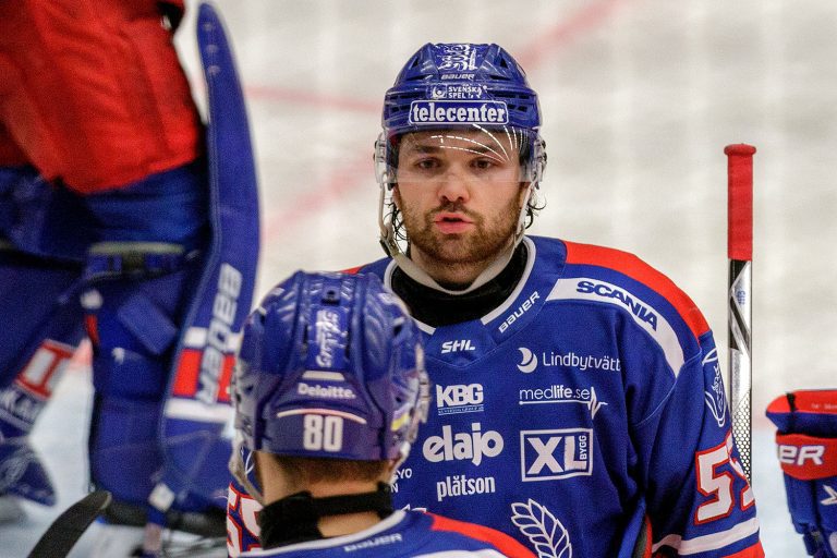 Bild på IK Oskarshamns David Quenneville i slutspelsmatch mot Rögle BK