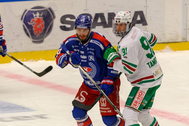 Bild på Tomas Zohorna, IK Oskarshamn, i kvartsfinal mot Rögle