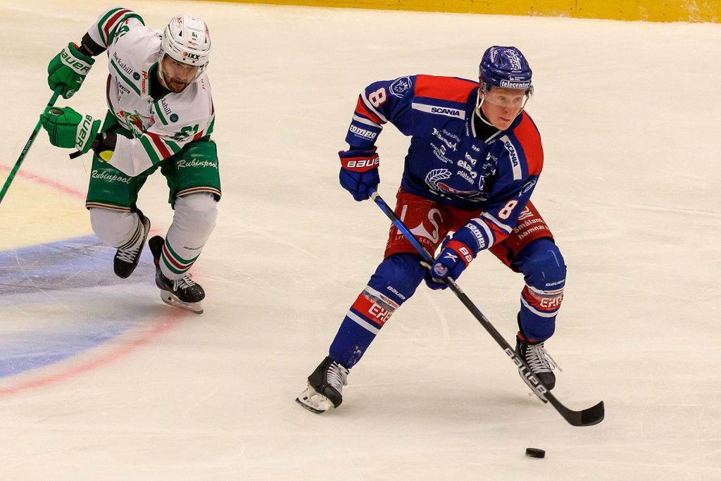 Bild på hockeyspelaren Fredrik Olofsson, IK Oskarshamn, i en slutspelsmatch mot Rögle BK