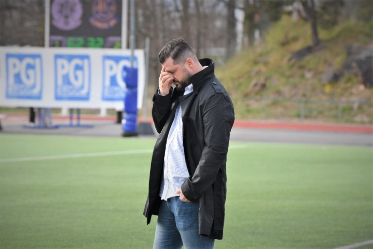 Agim Hasani, huvudtränare i Oskarshamns AIK, deppar efter ett insläppt mål