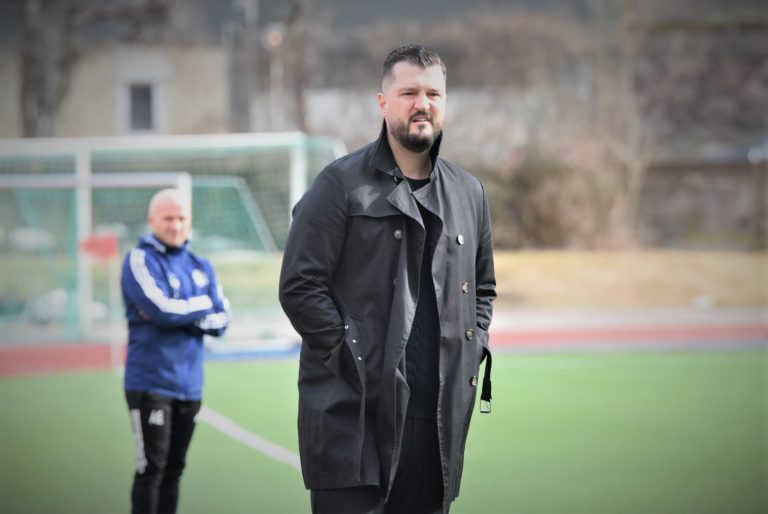 Bild på Agim Hasani, tränare i Oskarshamns AIK, i match mot Lindome GIF
