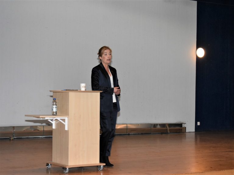 Annika Strandhäll (S) talar i aulan på Oscarsgymnasiet i Oskarshamn