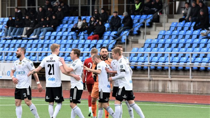 Oskarshamns AIK:s spelare jublar efter ett mål mot Lindome GIF