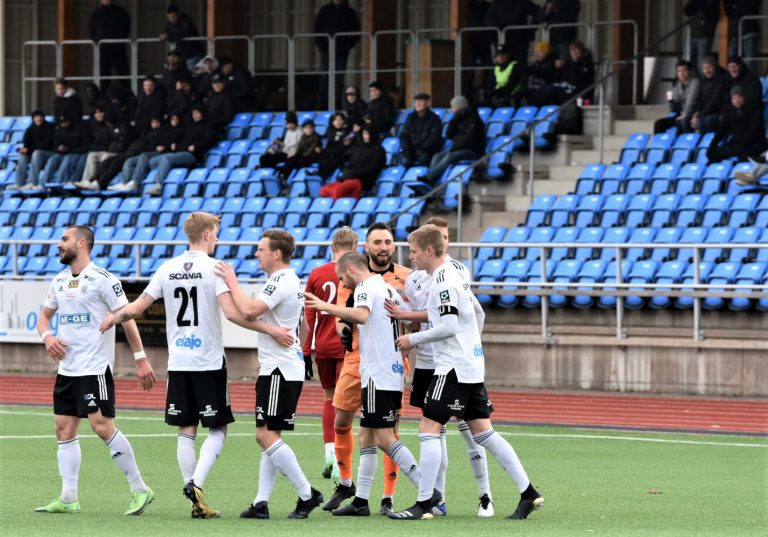 Oskarshamns AIK:s spelare jublar efter ett mål mot Lindome GIF