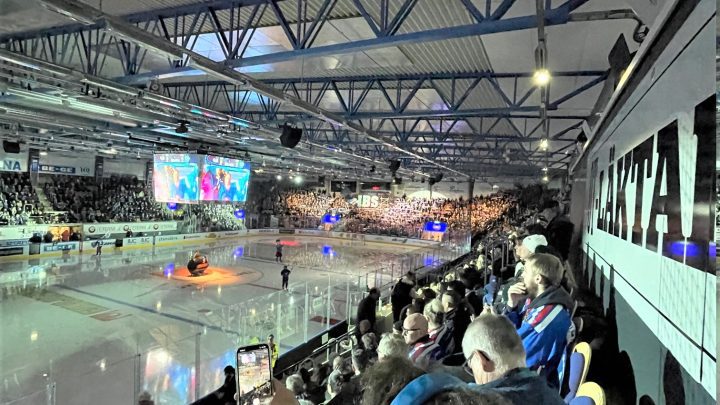 Bild på publik i Be-Ge Hockey Center i kvartsfinal nummer sex mellan IK Oskarshamn och Rögle i hockeyns SM-slutspel 2022