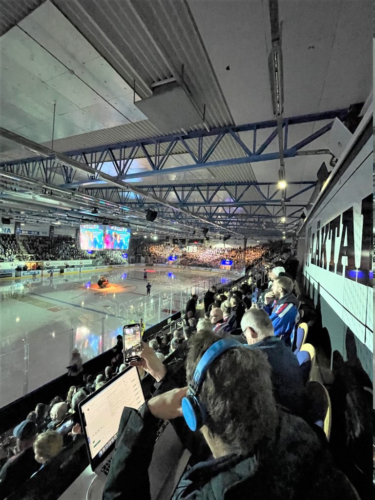 Bild på publik i Be-Ge Hockey Center i kvartsfinal nummer sex mellan IK Oskarshamn och Rögle i hockeyns SM-slutspel 2022