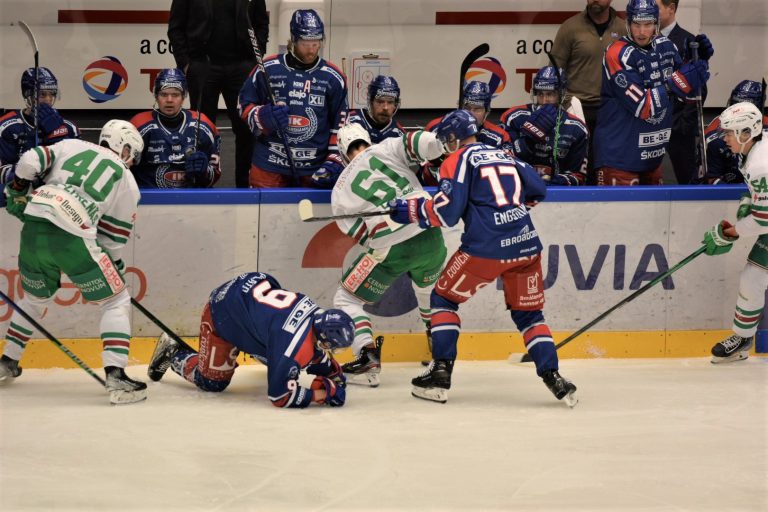 Bild från hockeymatch mellan IK Oskarshamn och Rögle BK
