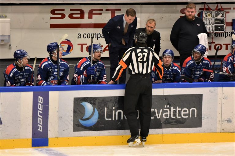 Bild från hockeymatch mellan IK Oskarshamn och Rögle BK