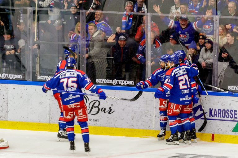 IK Oskarshamn jublar efter att ha gjort mål mot Rögle BK i SM-kvartsfinalen 2022