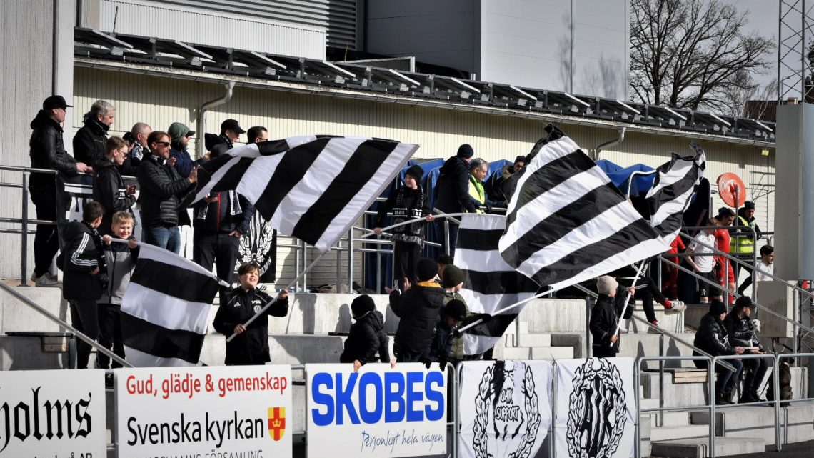 Oskarshamns AIK:s klack i hemmamatch mot Lindome GIF