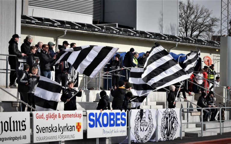 Oskarshamns AIK:s klack i hemmamatch mot Lindome GIF
