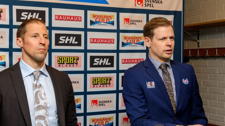 Cam Abbott, huvudtränare i Rögle BK, och Martin Filander, huvudtränare i IK Oskarshamn, på en pressträff i hockeyslutspelet