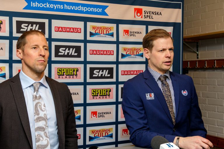 Cam Abbott, huvudtränare i Rögle BK, och Martin Filander, huvudtränare i IK Oskarshamn, på en pressträff i hockeyslutspelet