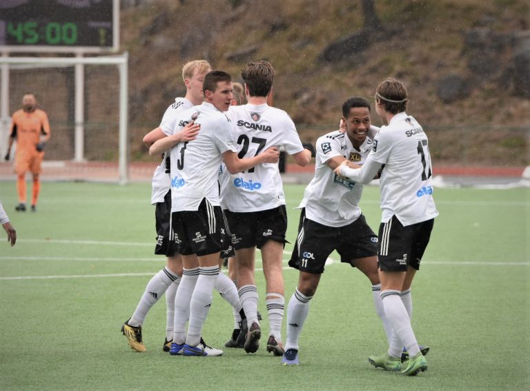 Jubel i Oskarshamns AIK efter ett mål mot Lindome GIF i fotbollens division 1