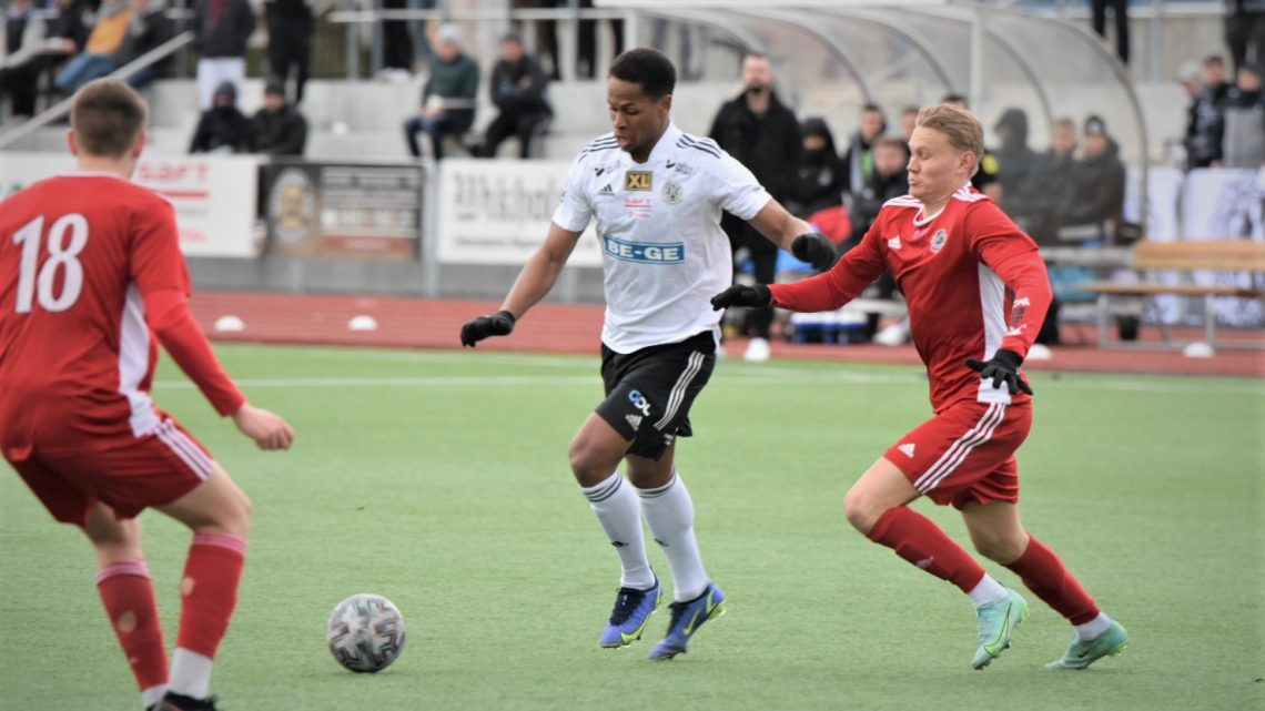 Zakaria Sawo, Oskarshamns AIK, med bollen i match mot Lindome GIF