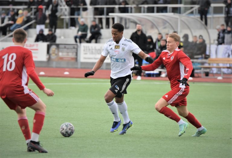Zakaria Sawo, Oskarshamns AIK, med bollen i match mot Lindome GIF